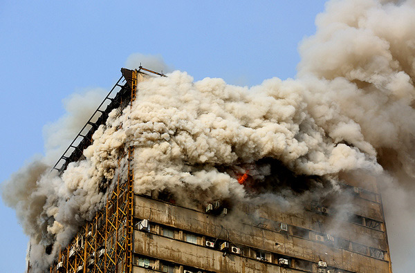 ساختمان پلاسکو در اثر آتش سوزی فرو ریخت / ده ها آتش نشانان زیر آوار ماندند
